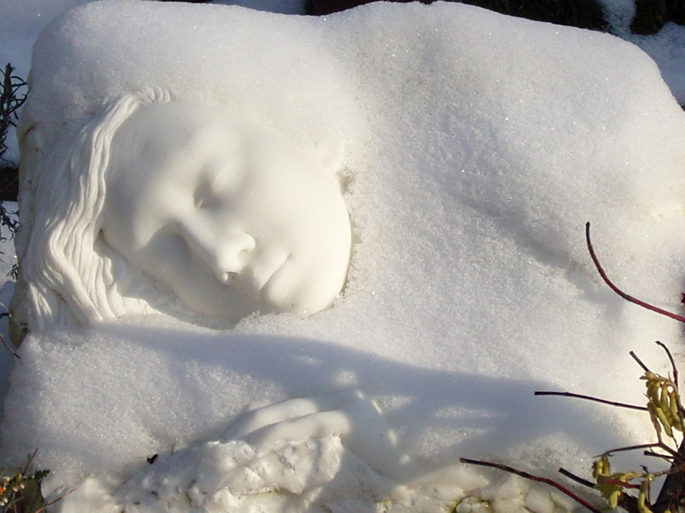 Skulptur im Schnee